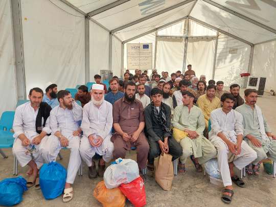 307 Afghan refugees released from prisons in Pakistan, deported to Afghanistan