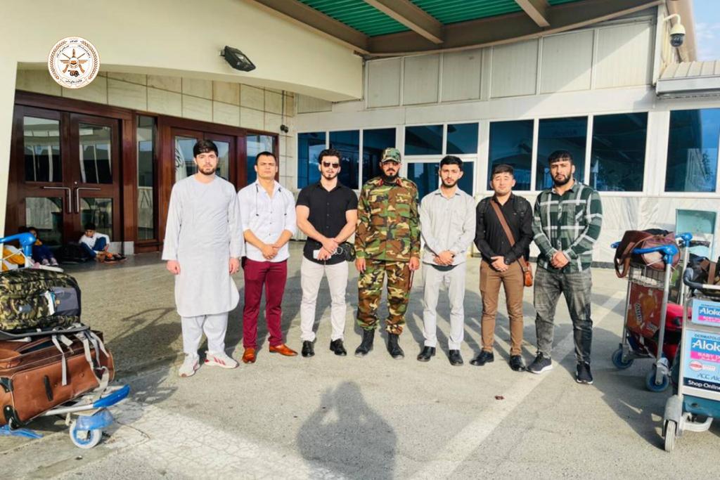 Ten Afghan students return from India to Afghanistan 