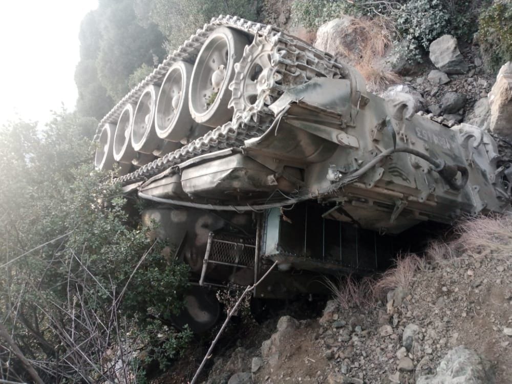 Tank of Pakistani forces plunge into ravine in Afghan soil 