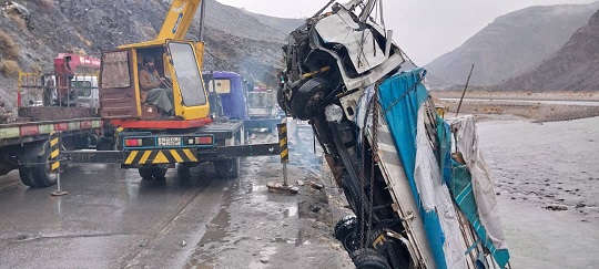 One dead, 8 injured as vehicles falls into river