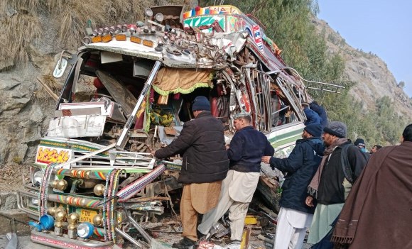 At least 40 Pakistani policemen injured in traffic accident