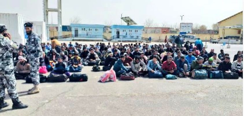 Iran hands over another group of 274 Afghan prisoners to Taliban authorities