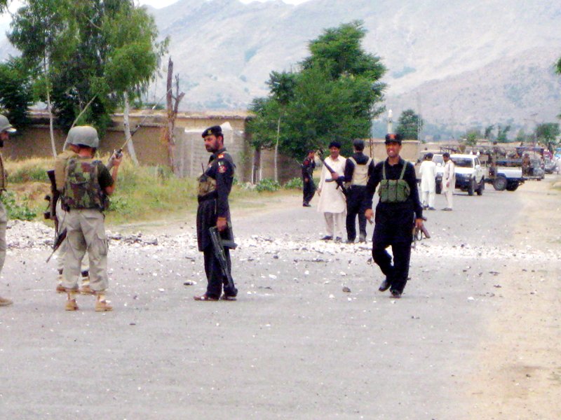 5 Pakistani security men killed in separate bomb, gun attacks