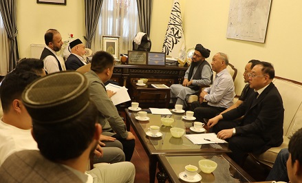 Deputy minister of mines for financial, administrative affairs meets foreign investors 