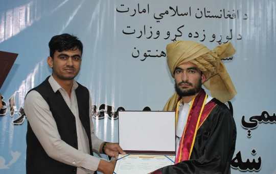 332 students complete graduate from Sheikh Zayed University