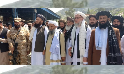 Maulvi Abdul Salam Hanafi visits Afghan refugees in Torkham