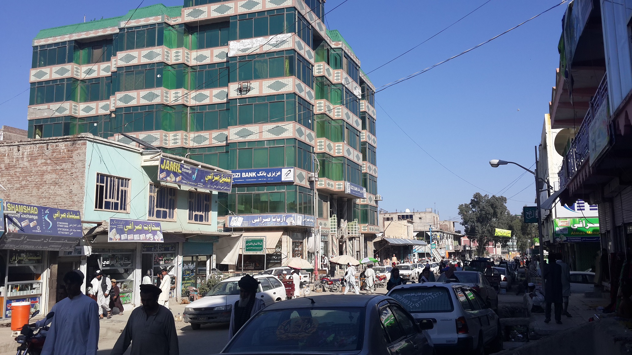 خوستيان د بانکونو د بندښت له امله د ستونزو سره مخ دي