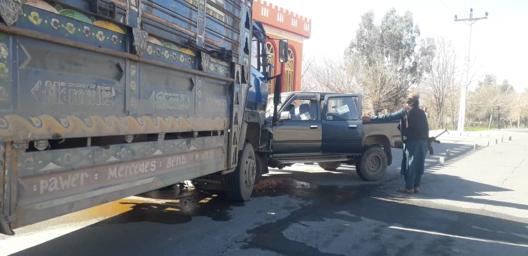 ترافيکي پېښو کې يو تن مړ شوی او څلور نور ټپيان دي