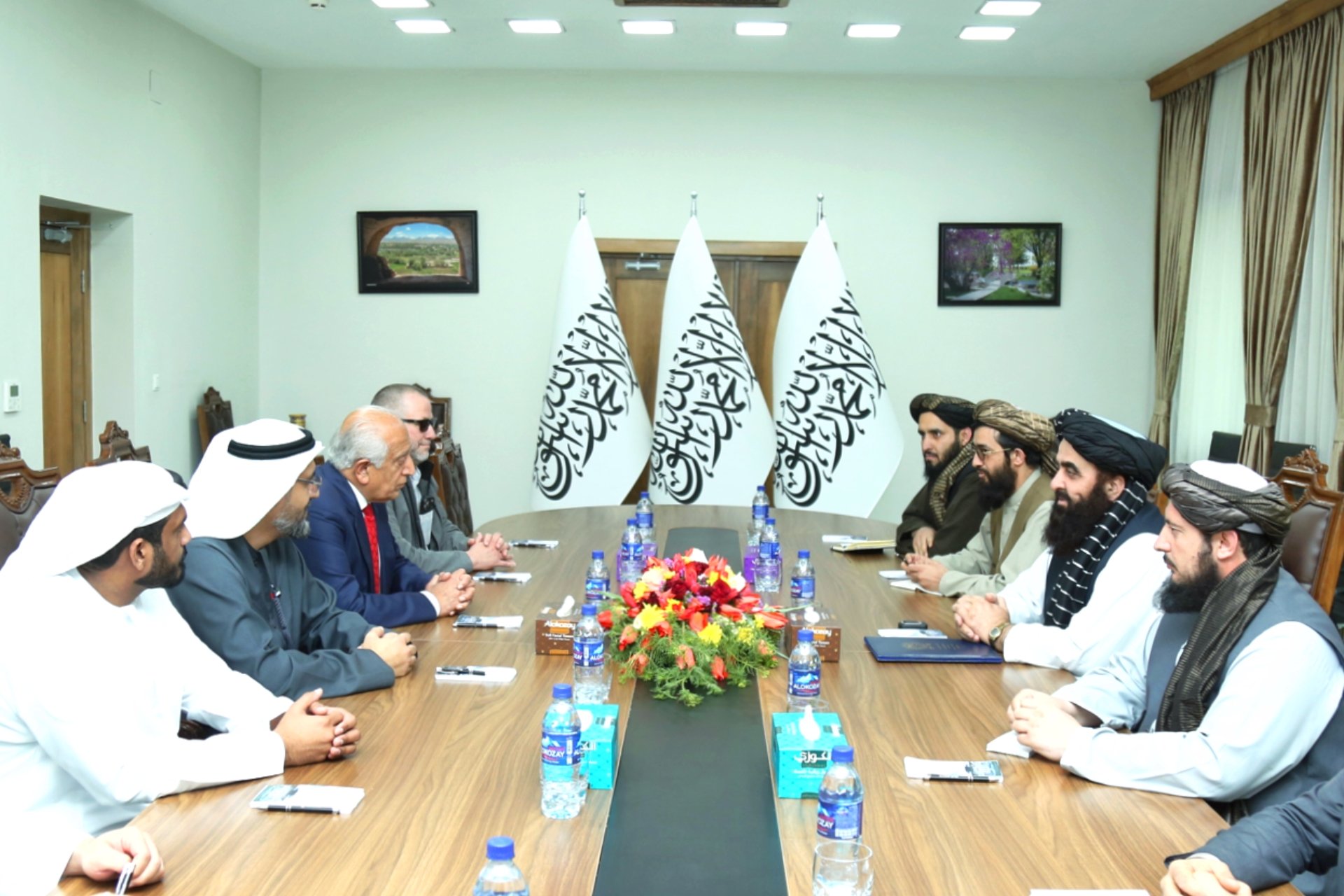 امير خان متقي د ډاکتر زلمي خلیلزاد سره وکتل