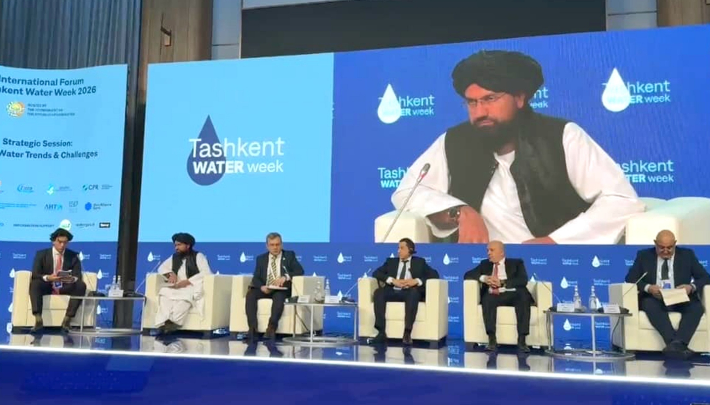 اخندزاده: اسلامي امارت د اوبو د مدیریت برخه کې د ګاونډیو هېوادونو حقوقو ته ژمن دی