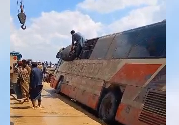 غزني کې د بس موټر چپه کېدو له امله ۱۵ کسانو ته مرګ ژوبله اوښتې