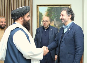 اميرخان متقي د سره صليب او سرې مياشتو ټولنو له سيمه ييز مسئول سره کتلي